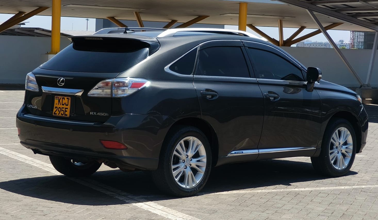 Lexus LX 570 - Side View